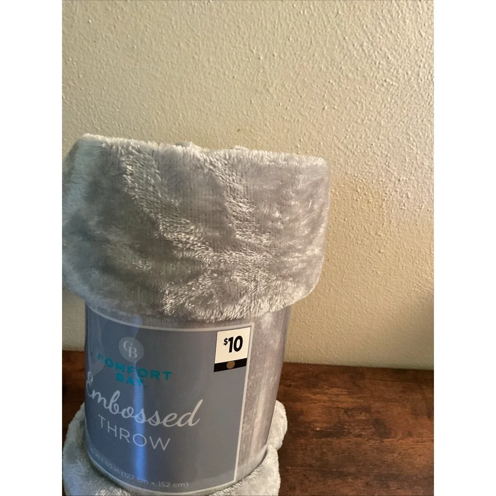New Comfort Bay‎ Embossed Throw 50